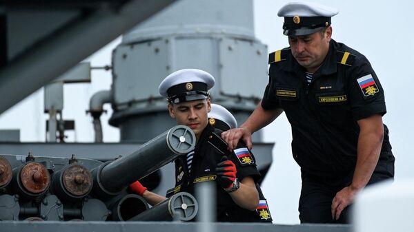 俄罗斯“东方-2022”军演在彼得大帝湾和日本海水域继续进行。图为“沙波什尼科夫海军元帅”号反潜舰水手。 - 俄罗斯卫星通讯社