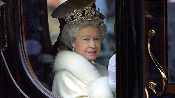 2000 年 12 月 6 日，英国女王伊丽莎白二世在离开白金汉宫去往伦敦的议会开幕仪式时从马车上向人群致意。 - 俄罗斯卫星通讯社