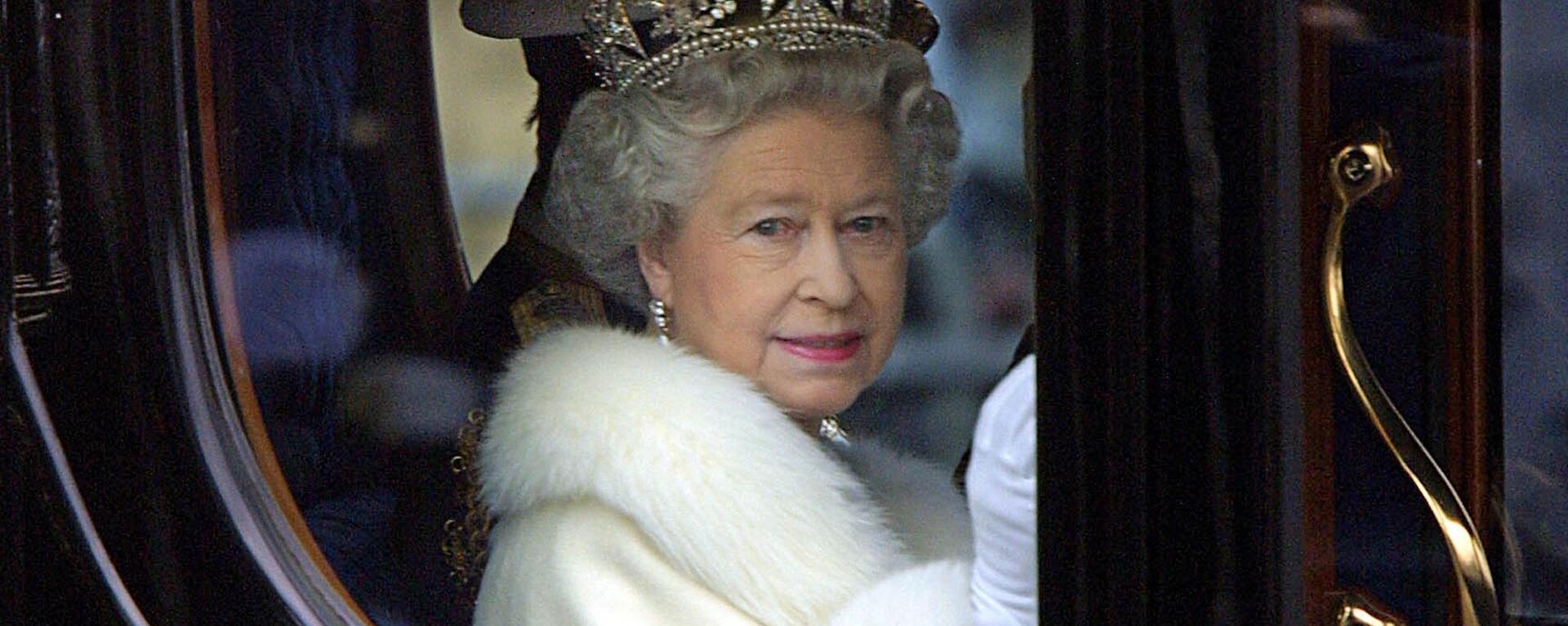 2000 年 12 月 6 日，英國女王伊麗莎白二世在離開白金漢宮去往倫敦的議會開幕儀式時從馬車上向人群致意。 - 俄羅斯衛星通訊社, 1920, 09.09.2022