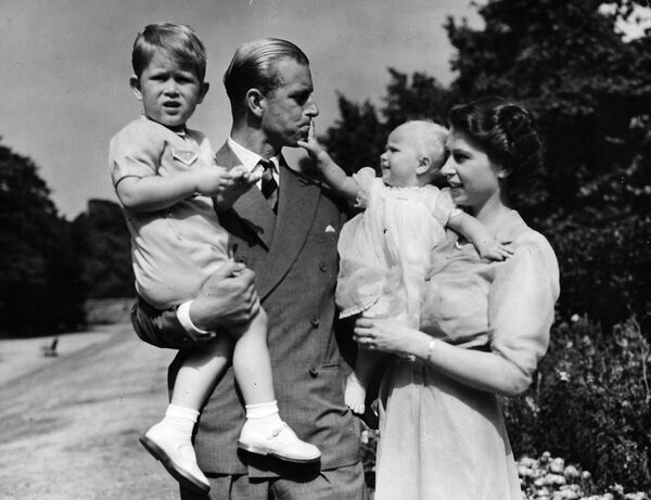 伊麗莎白公主與丈夫菲利普親王和他們的孩子們在一起。 - 俄羅斯衛星通訊社