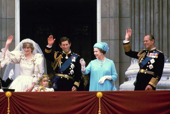 1981 年 7 月 29 日，查尔斯王子和他的新娘威尔士王妃戴安娜以及他的父母伊丽莎白二世女王和菲利普亲王在查尔斯王子结婚后在伦敦白金汉宫的阳台上挥手致意。 - 俄罗斯卫星通讯社