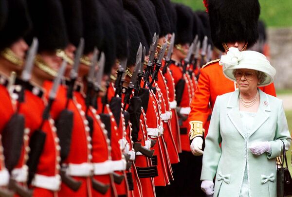 1999 年 5 月 20 日，英國女王伊麗莎白二世在溫莎檢閱英國皇家衛隊第1營第7連冷溪衛隊。 - 俄羅斯衛星通訊社