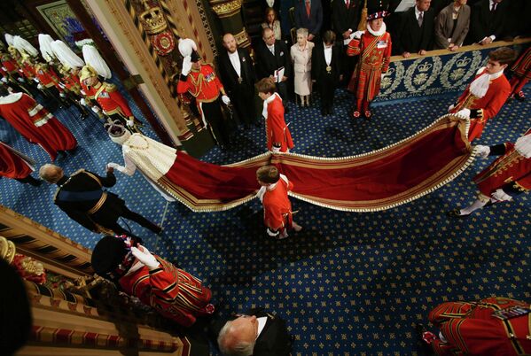 2014 年 6 月 4 日倫敦上議院，英國女王伊麗莎白二世和愛丁堡公爵菲利普親王在議會開幕大典上穿過皇家迴廊。 - 俄羅斯衛星通訊社