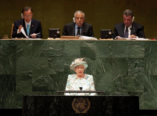 英國女王伊麗莎白二世於 2010 年 7 月 6 日在聯合國大會上發表講話。 - 俄羅斯衛星通訊社