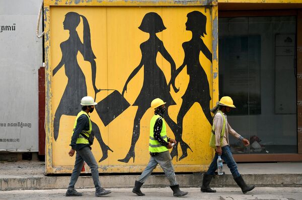 金边，建筑工人们从一幅壁画前走过。 - 俄罗斯卫星通讯社