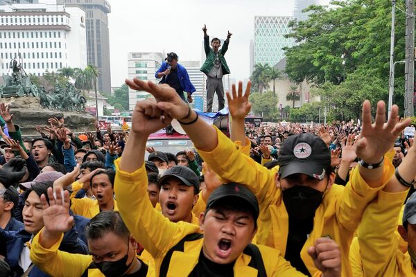 大学生积极分子在印尼雅加达举行的反对油价暴涨的集会中高喊口号。 - 永利官网卫星通讯社