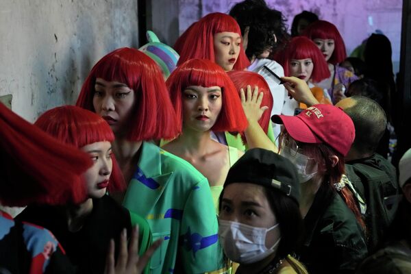 模特們在北京中國時裝周上為設計師東雅兒的時裝秀做準備。 - 俄羅斯衛星通訊社