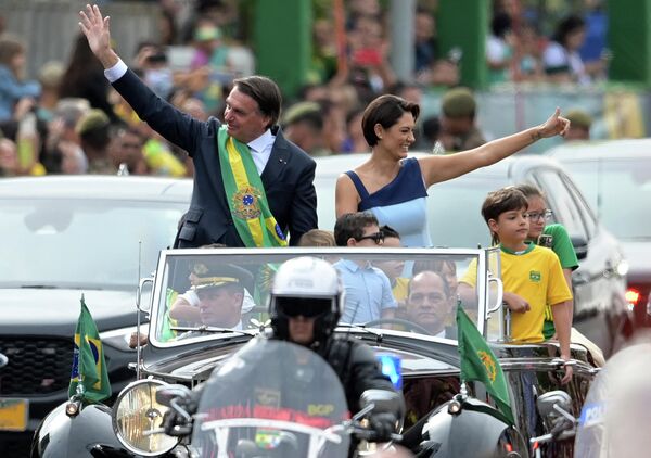 巴西總統博索納羅和第一夫人在巴西利亞慶祝巴西獨立200週年的閱兵式上揮手致意。 - 俄羅斯衛星通訊社