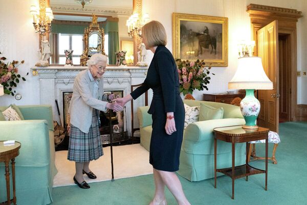 英国女王伊丽莎白二世在苏格兰巴尔莫勒尔城堡会见英国当选首相特拉斯。 - 俄罗斯卫星通讯社