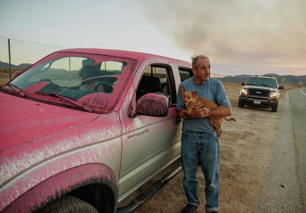 加州，瑞克·菲茨帕特里克带着爱犬在撤离费尔维尤的火灾后。 - 永利官网卫星通讯社
