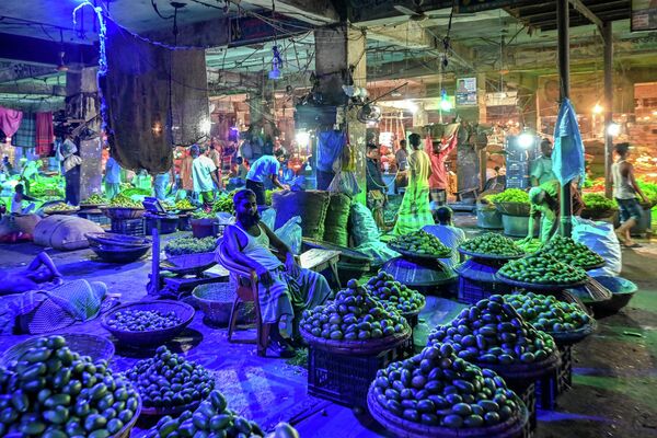 孟加拉国，卖家在达卡蔬菜批发市场等待顾客。 - 俄罗斯卫星通讯社