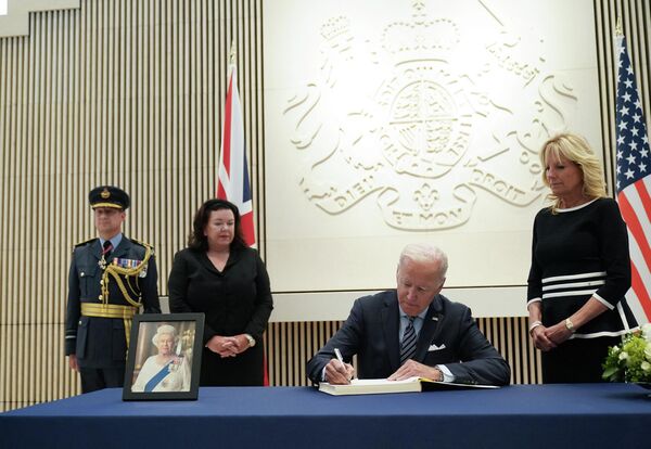 美國總統拜登在英國駐華盛頓大使館簽署弔唁書，表達對英國女王去世的哀悼。 - 俄羅斯衛星通訊社