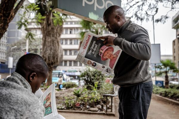一名肯尼亚男子在内罗毕市中心的一个售货亭阅读英国女王去世的新闻。 - 俄罗斯卫星通讯社
