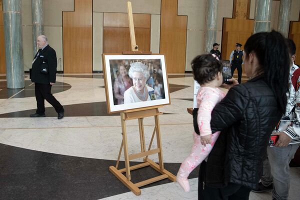 人們在堪培拉國會大廈為英國女王弔唁。 - 俄羅斯衛星通訊社