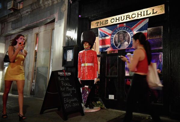 紐約一家英國酒吧外，輪播悼念英國女王去世的歌曲。 - 俄羅斯衛星通訊社