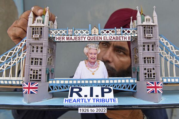一位印度纸艺艺术家制作了英国女王与伦敦桥的模型。 - 俄罗斯卫星通讯社
