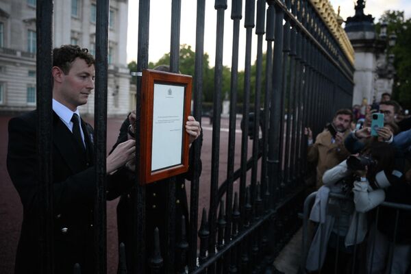 伦敦白金汉宫外的栏杆上张贴着女王去世的消息。 - 俄罗斯卫星通讯社