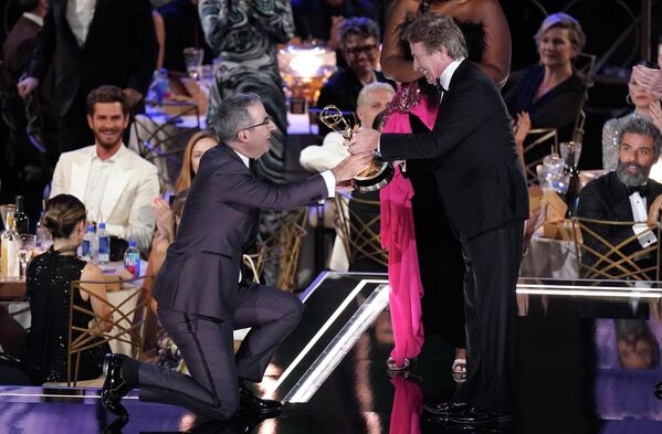 约翰·奥利弗凭借《约翰·奥利弗上周今夜秀》获得本届艾美奖最佳综艺脱口秀。 - 俄罗斯卫星通讯社