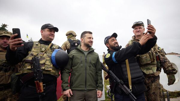 泽连斯基发布乌克兰军人佩戴骷髅装甲师徽章的照片 - 俄罗斯卫星通讯社