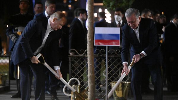 普京总统和上合组织他国元首在撒马尔罕共植纪念树