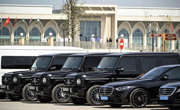 上合组织峰会会场——国会大厅前的汽车，撒马尔罕 - 俄罗斯卫星通讯社