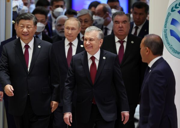 中國國家主席習近平、俄羅斯總統弗拉基米爾•普京、烏茲別克斯坦總統沙夫卡特•米爾濟約耶夫和塔吉克斯坦總統埃莫馬利•拉赫蒙（從左到右）在撒馬爾罕舉行的上合組織國家元首小範圍會晤開始前 - 俄羅斯衛星通訊社