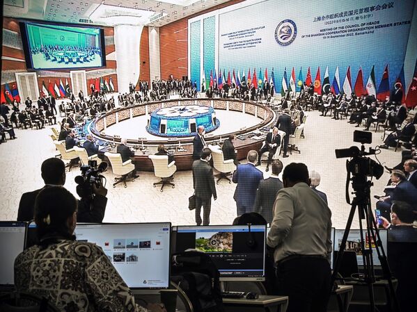 记者观看上合组织峰会全体会议的现场直播 - 俄罗斯卫星通讯社