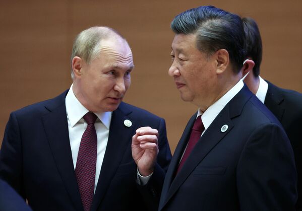 俄罗斯总统弗拉基米尔•普京和中国国家主席主席习近平（右）在上合组织国家元首理事会扩大会议前的合影仪式上 - 俄罗斯卫星通讯社