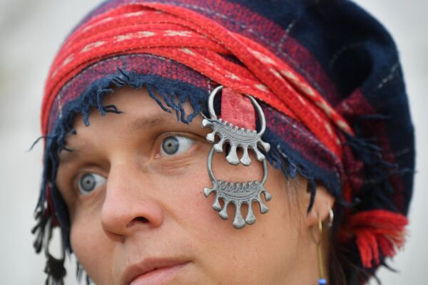 今年还举行了女性头饰大师班。古罗斯的头饰是非常复杂的、多成分的衣帽间物品。它有助于确定此一时期妇女的社会地位。她是谁：少女、已婚妇女、少妇、寡妇？ - 俄罗斯卫星通讯社