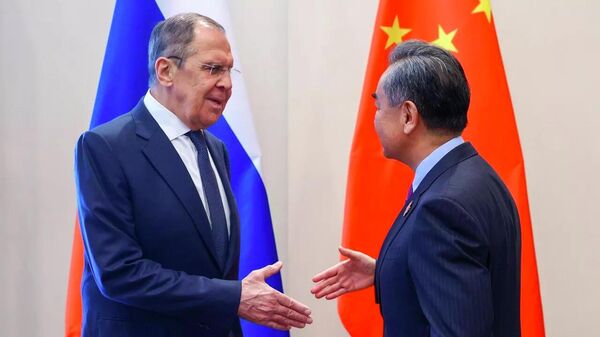 俄罗斯外长与中国外长在哈萨克斯坦举行会晤