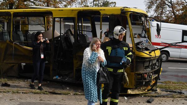顿涅茨克一辆载客大巴在炮击中被毁，有人员伤亡 - 俄罗斯卫星通讯社