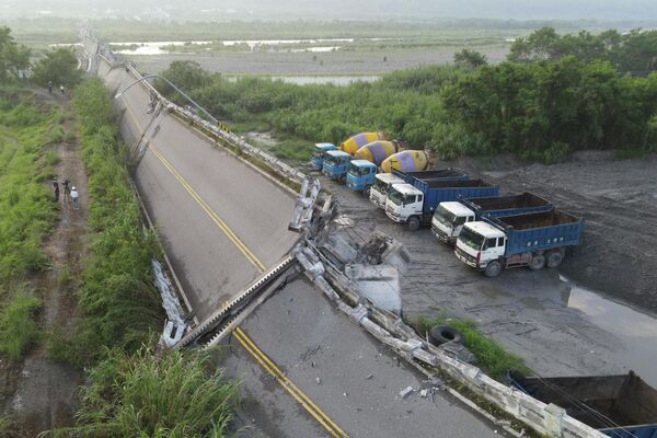 9月19日，台灣東部花蓮縣高寮大橋在6.9級地震後部分倒塌。 - 俄羅斯衛星通訊社
