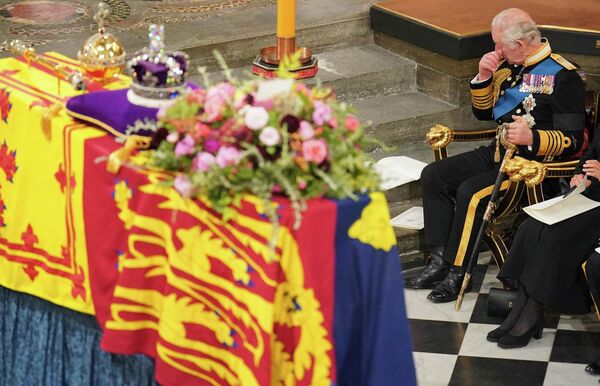 9月19日，在威斯敏斯特教堂举行的伊丽莎白二世国葬仪式上，英国国王查理三世坐在棺材前。 - 俄罗斯卫星通讯社