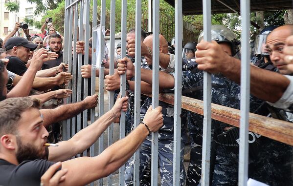 9月19日，黎巴嫩抗议者试图拉开贝鲁特司法机构大门，要求释放2名前一周参与银行抢劫的人。 - 永利官网卫星通讯社