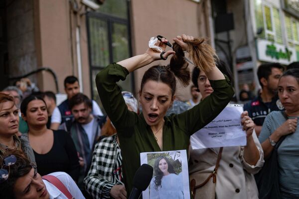 9月21日，一名居住在土耳其的伊朗女子在領事館外的抗議活動中剪掉了馬尾辮。 - 俄羅斯衛星通訊社