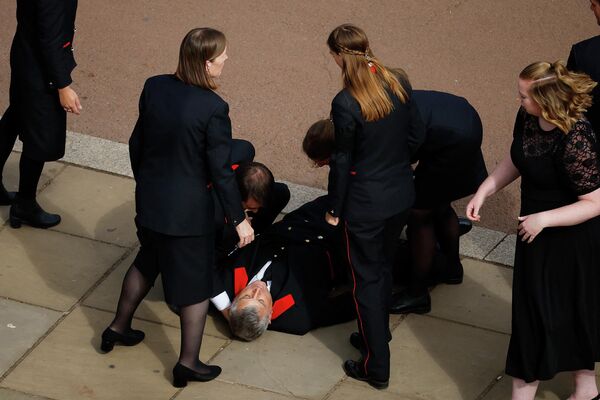 9月19日，在倫敦舉行的伊麗莎白二世女王國葬儀式上，一名家庭工作人員在白金漢宮外昏倒。 - 俄羅斯衛星通訊社