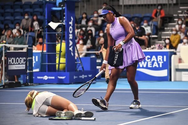 9月20日，在東京網球公開賽上，日本選手大阪直美幫助受傷的澳大利亞選手達里亞·薩維爾。 - 俄羅斯衛星通訊社