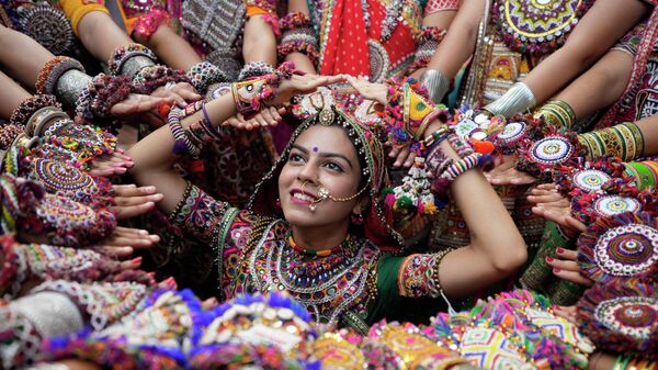 印度“九夜節”前夕，在艾哈邁達巴德市，身著傳統服飾的女性練習舞蹈後造型拍照。 - 俄羅斯衛星通訊社