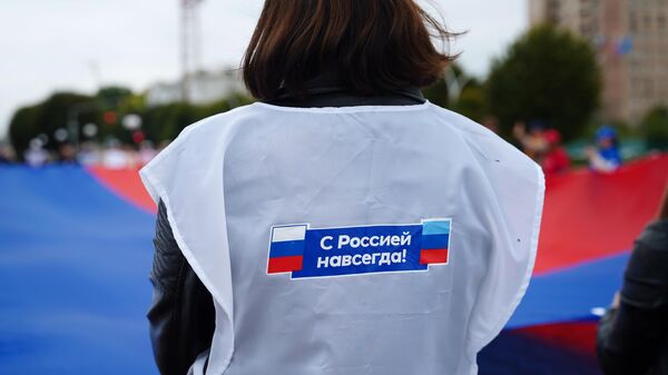 公投现场身穿“永远和俄罗斯在一起”标语的女孩 - 俄罗斯卫星通讯社