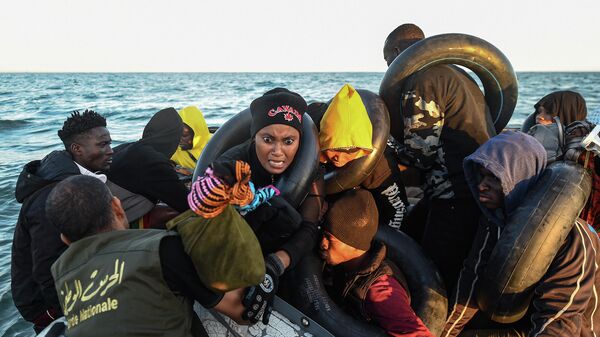 西班牙海上救援部門在加那利群島附近海域救起53名非法移民 - 俄羅斯衛星通訊社