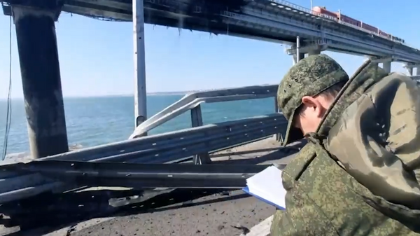 俄偵查委員會展示調查人員和刑偵專家在克里米亞大橋上的工作鏡頭 - 俄羅斯衛星通訊社