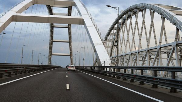 普京亲自驾车驶过恐袭后修复的克里米亚大桥