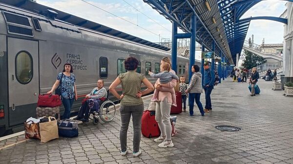 Пассажиры на платформе железнодорожного вокзала в Севастополе ждут посадку на первый поезд Севастополь – Санкт-Петербург - 俄羅斯衛星通訊社