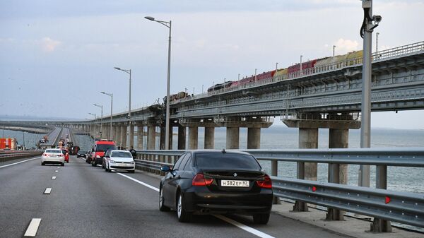Движение легковых автомобилей и автобусов по Крымскому мосту возобновлено с прохождением полной процедуры осмотра и осуществляется со стороны Керчи в сторону Тамани в реверсивном режиме - 俄罗斯卫星通讯社