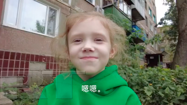 戈尔洛夫卡镇小女孩与奶奶 - 俄罗斯卫星通讯社