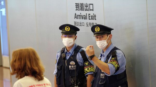 Сотрудники полиции у выхода из международного аэропорта Ханеда, Токио - 俄罗斯卫星通讯社