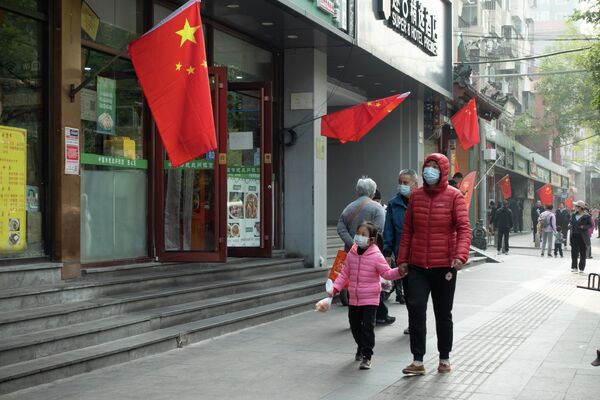 走在北京街道上的行人。北京的街道两侧悬挂国旗，喜迎二十大。 - 俄罗斯卫星通讯社