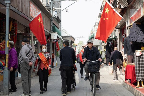 北京街道两侧悬挂国旗，喜迎二十大。 - 俄罗斯卫星通讯社