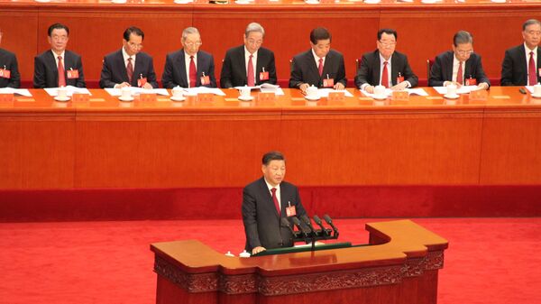 新当选的中国国家主席、中央军委主席习近平进行宪法宣誓