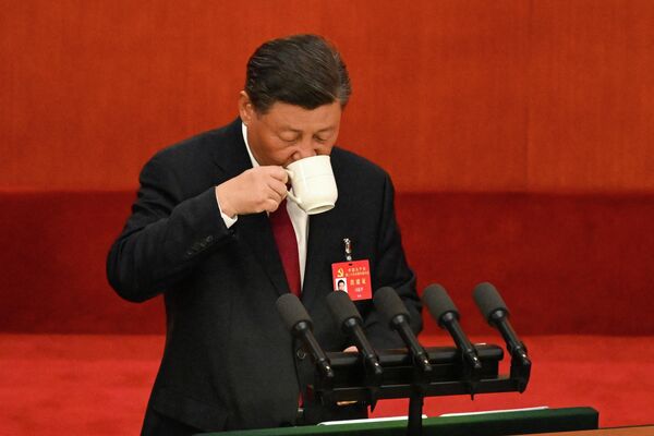 中國國家主席習近平在中國共產黨第二十次全國代表大會開幕式的發言間隙端起水杯。 - 俄羅斯衛星通訊社